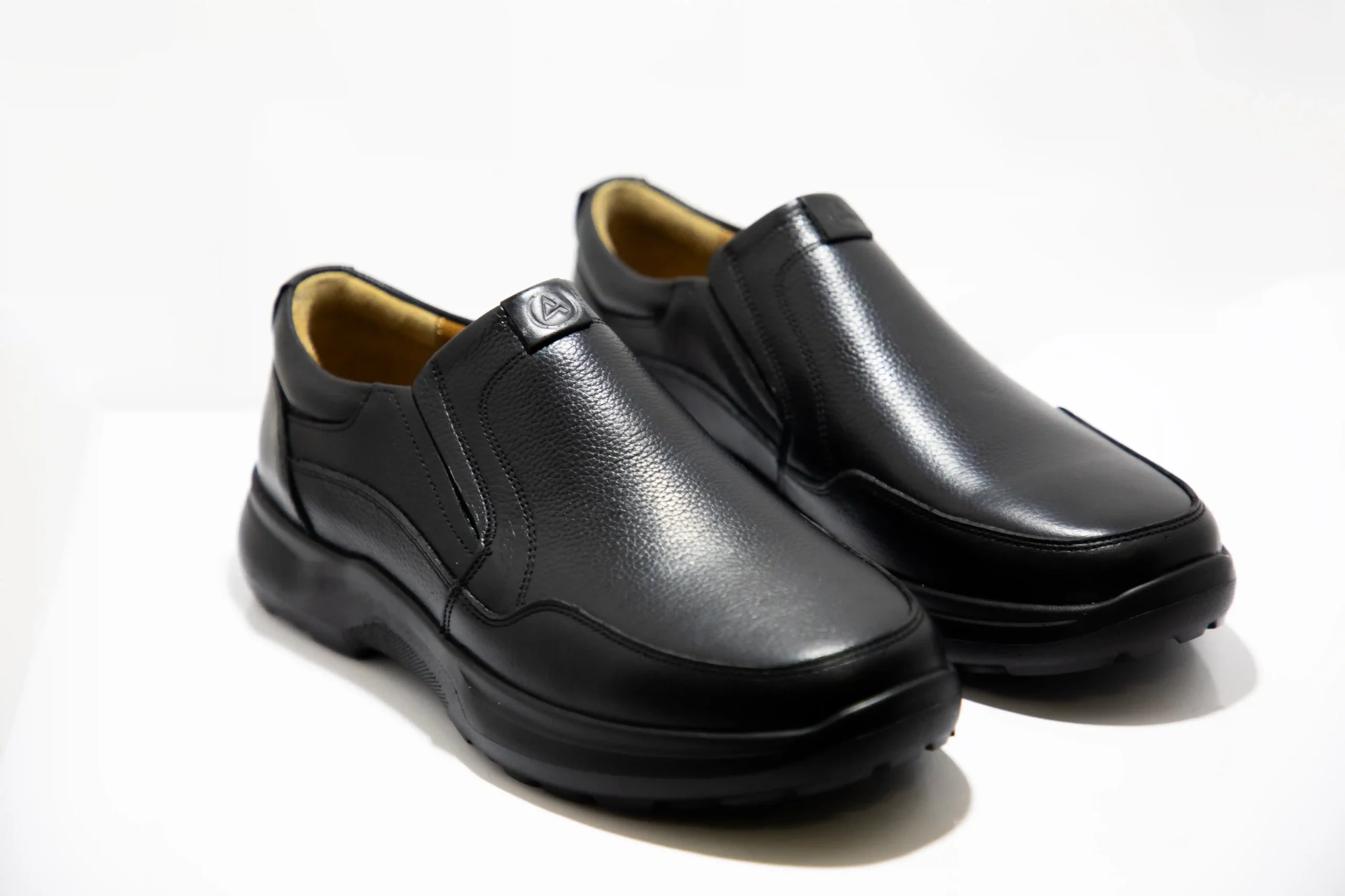 کفش چرم طبیعی اسپرت راحتی مدل wide toe با زیره EVA